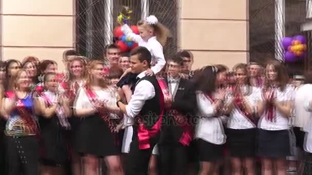 Odessa, Ukraine - 30 May 2014: Beautiful elegant children school children at a ceremony celebrating the school holidays. School bell — Stock Video