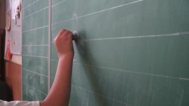 Odessa, Ukrayna - 30 Mayıs 2014: okul çocukları tahtaya yazmak mezuniyet günü kutluyor. Son okul bel