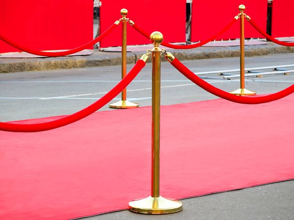Вход на красную дорожку с золотыми стойками и веревками. Премьера претендентов на звание знаменитости. Звезды на торжественном вручении премий
