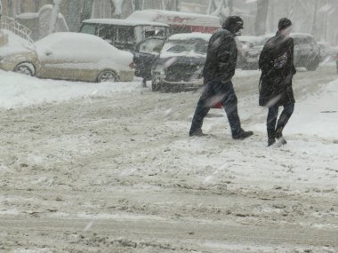 Bulutlu. Doğal afetler kış, blizzard, şiddetli kar yağışı felç şehir araba içi, Daralt. Kar kaplı Siklon