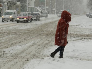 Bulutlu. Doğal afetler kış, blizzard, şiddetli kar yağışı felç şehir araba içi, Daralt. Kar kaplı Siklon