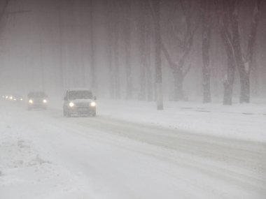 Bulutlu. Doğal afetler kış, blizzard, şiddetli kar yağışı felç şehir araba içi, Daralt. Kar kaplı Siklon