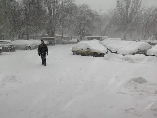 冬天的自然灾害 暴风雪 大雪使城市汽车道路瘫痪 覆盖雪的旋风 — 图库照片