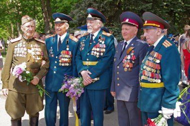 Odessa, Ukrayna - 9 Mayıs 2012: geçit töreni. İkinci Dünya Savaşı 1941-1945 yılında Zafer Bayramı kutlama. Gaziler ve asker