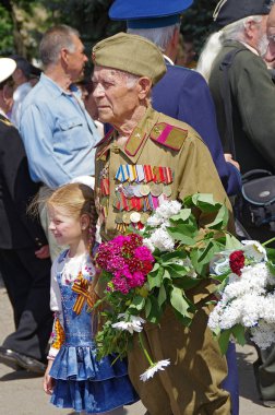 Odessa, Ukrayna - 9 Mayıs 2012: geçit töreni. İkinci Dünya Savaşı 1941-1945 yılında Zafer Bayramı kutlama. Gaziler ve asker