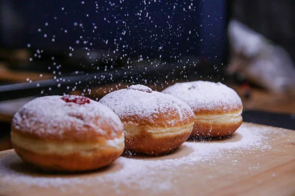 Ντόνατς με μαρμελάδα και ζάχαρη σε σκόνη με φόντο μπούκεχ. Εβραϊκή γιορτή Χάνουκα έννοια και φόντο. Αντιγραφή χώρου για κείμενο. Ρηχό Dof — Φωτογραφία Αρχείου