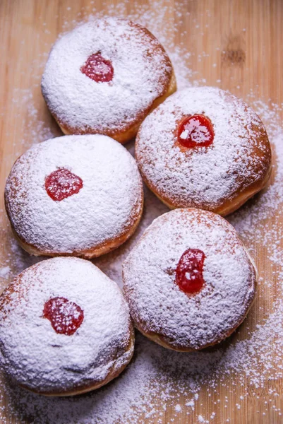 木の背景にゼリーと砂糖の粉でHanukka食品ドーナツ。ユダヤ人の休日ハヌカの概念と背景。トップビューまたはフラットレイアウト. — ストック写真