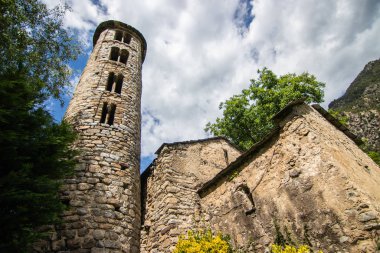 Santa Coloma d 'Andorra Kilisesi - 9. yüzyıldan kalma küçük taş kilise, 12. yüzyıldan kalma bir kule ve duvar resimleri içeriyor. Andorra La Vella yakınlarındaki Andorra şehrinde.