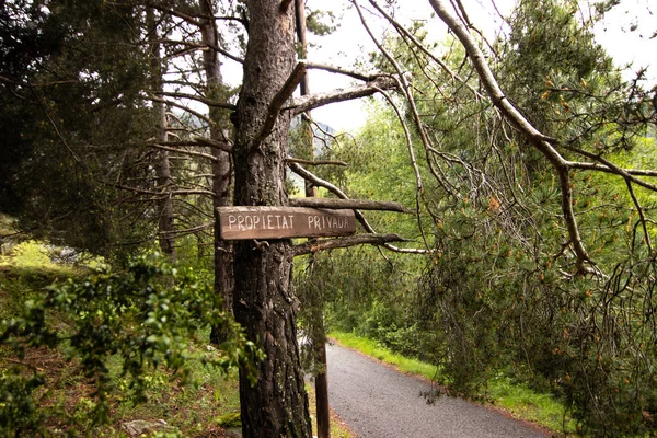 Sinal de propriedade privada (Propietat Privada) no meio da floresta, perto da aldeia de Encamp, em Andoora - Montanhas dos Pirenéus — Fotografia de Stock