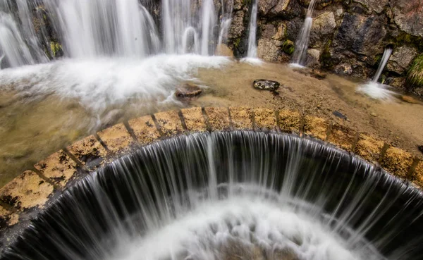 Een kleine waterval, vlakbij een dorpje in Encamp, Andorra. Gelegen in de Pyreneeën — Stockfoto