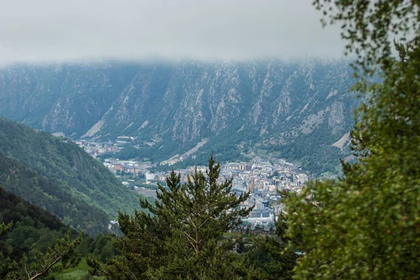 Pohled na Andorru La Vella z výšin v horách kolem borovic. — Stock fotografie