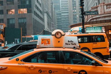 New York, Usa - 16 Haziran 2017: Sarı taksi bu yoldan hızla geçiyor