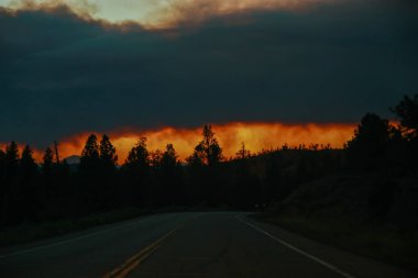 Arizona 'da ufuktaki orman yangınları sırasında yol gezisi. İklim değişikliği, orman yangınları, dramatik manzaralar.