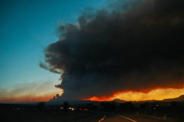 Arizona 'da ufuktaki orman yangınları sırasında yol gezisi. İklim