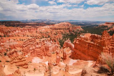 Güzel Bryce Canyon Ulusal Parkı Utah, Usa 'da. Turuncu taşlar, mavi gökyüzü. Dev doğal amfitiyatrolar ve kabadayılar. Vista noktalarından harika panoramik manzara ve nefes kesici macera.