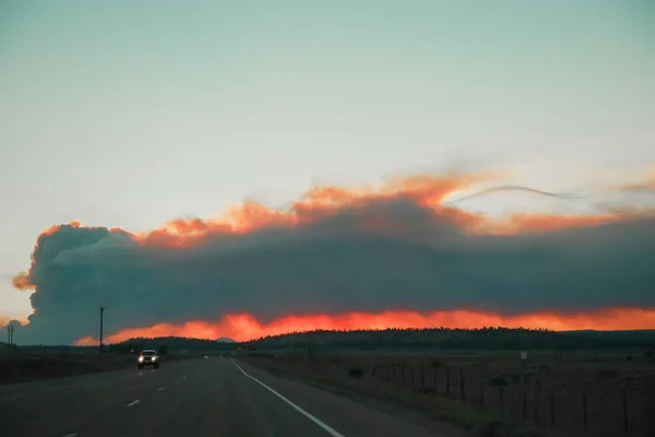 Road Trip tijdens bosbranden aan de horizon in Arizona. Klimaatverandering, bosbranden, dramatische uitzichten. — Stockfoto