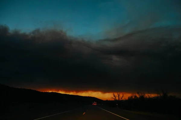 애리조나의 수평선에서 산불이 났을 때 도로 여행을 했습니다. 기후 변화, 산불, 극적 인 전망. — 스톡 사진