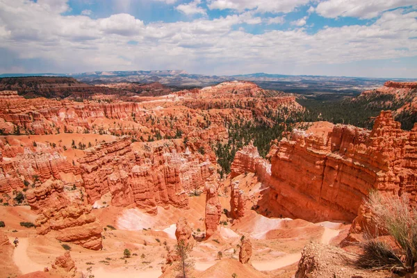 Όμορφο εθνικό πάρκο Bryce Canyon στη Γιούτα, Usa. Πορτοκαλί βράχια, μπλε ουρανός. Τεράστια φυσικά αμφιθέατρα και σχηματισμοί χούντου. Μεγάλη πανοραμική θέα από τα σημεία vista και εκπληκτική περιπέτεια. — Φωτογραφία Αρχείου