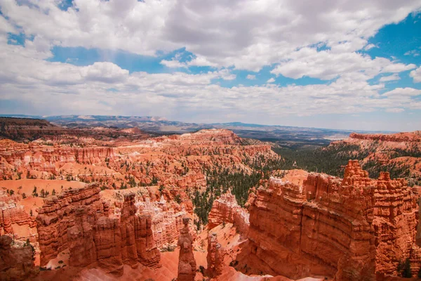 Όμορφο εθνικό πάρκο Bryce Canyon στη Γιούτα, Usa. Πορτοκαλί βράχια, μπλε ουρανός. Τεράστια φυσικά αμφιθέατρα και σχηματισμοί χούντου. Μεγάλη πανοραμική θέα από τα σημεία vista και εκπληκτική περιπέτεια. — Φωτογραφία Αρχείου