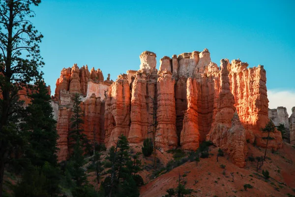 Hermoso Parque Nacional Bryce Canyon en Utah, EE.UU. Rocas naranjas, cielo azul. Anfiteatros naturales gigantes y formaciones de hoodoos. Grandes vistas panorámicas desde puntos de vista y aventura impresionante . — Foto de Stock