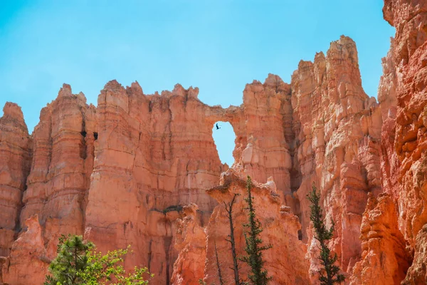 Belo Parque Nacional Bryce Canyon em Utah, EUA. Rochas laranja, céu azul. Anfiteatros naturais gigantes e formações de hoodoos. Excelentes vistas panorâmicas de pontos de vista e aventura de tirar o fôlego . — Fotografia de Stock