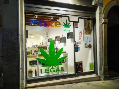 Bergamo, İtalya - 06 Ekim 2018: Eczane penceresi, hukuk dükkanı, esrar ürünleri satmak.