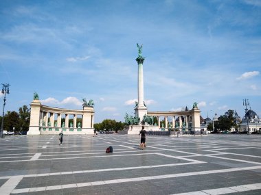 Budapeşte, Macaristan - 8 Eylül 2018: Macaristan 'ın Budapeşte kentinde güneşli bir havada Heroes meydanında anıt ve sütunlu bir manzara
