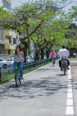 Tel Aviv, İsrail - 10 Mayıs 2017: Yerel halk Tel Aviv Merkezi 'ndeki Rothschild Bulvarı Parkı' nda bisiklet sürüyor.
