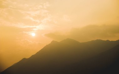 Lombardy bölgesinde, Kuzey İtalya 'daki Bergamo Alplerinin eteklerinde yer alan küçük bir göl komünü olan Lecco' nun gezinti alanında Como Gölü 'nün güzel günbatımı. Yakın görüş: Bergamo, Milan, Iseo Gölü