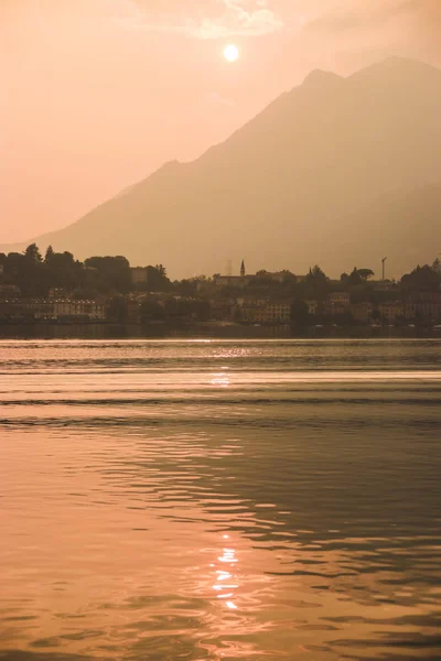 Krásný západ slunce jezera Como na promenádě Lecco, malá jezerní obec se nachází na úpatí Bergamo Alp v severní Itálii, Lombardie regionu. Poblíž: Bergamo, Milán, jezero Iseo — Stock fotografie