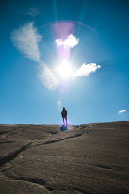 Yosemite Ulusal Parkı 'nın granit kayalıklarında duran genç turist kız..