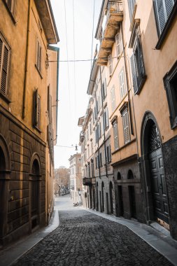 Beramo, Lomardy, Kuzey İtalya 'daki dar eski cadde manzarası. Güzel Avrupa atmosferi, boş sokaklar 