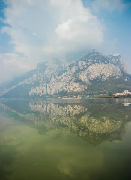 Majestátní hora San Martino a Bergamo Alpy odrážejí ve vodě jezera Como v blízkosti vesnice Lecco, Lombardie — Stock fotografie