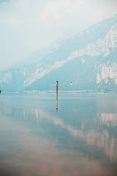 Krásný odraz v jezeře Como Bergamo Alp, nedaleko města Lecco v Lombardii, severní Itálie. Krajina — Stock fotografie