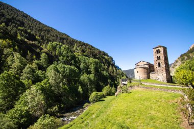 Sant Joan de Caselles (Canillo, Andorra) etrafında güzel tepeler vardır. Roma kilisesi 12. yüzyılda inşa edilmiş. Andorra Kültür Mirası 'na kayıtlı bir miras..