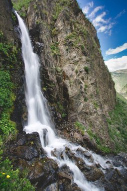 Uzun vadede beyaz su damlalarıyla dolu güzel bir şelale. Kafkas dağları, Georgia.