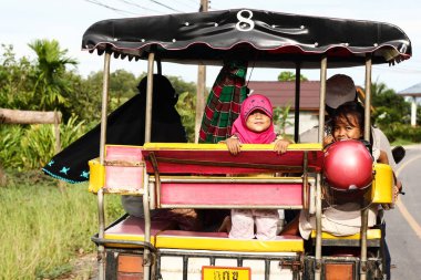 Ko Lanta, Tayland - 17 Ağustos 2011: Tayland 'ın Ko Lanta Adası' ndaki geleneksel Tuk Tuk 'a binen çocuklar,.