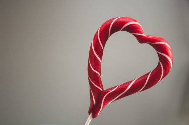 Beyaz arka planda kırmızı tatlı kalp