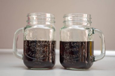 Gri arka planda izole edilmiş tatlı karbonlu meşrubat.