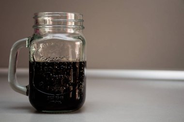 Gri arka planda izole edilmiş tatlı karbonlu meşrubat.