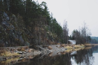 Göl ile dağ arasındaki yol