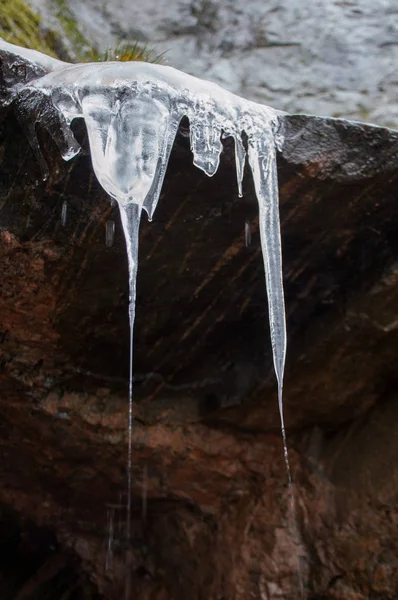 Dağda Buz Saçakları Eritiyor — Stok fotoğraf