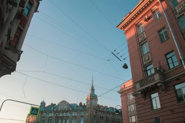 Mavi gökyüzü arka planında sokak lambası