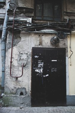 Kapı ve iletişim duvarda.