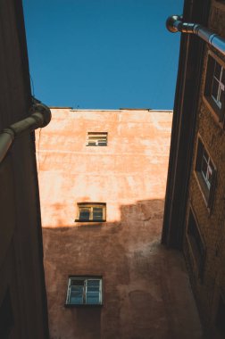 Eski Avrupa caddesindeki antika bina.