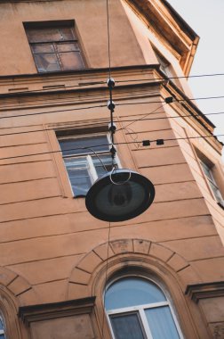 Mavi gökyüzü arka planında sokak lambası