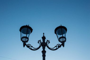 Mavi gökyüzü arka planında sokak lambası