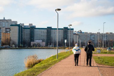 Parkta yürüyen kuzeyli