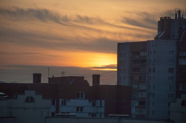 Şehrin üzerinde bulutlu gün batımı