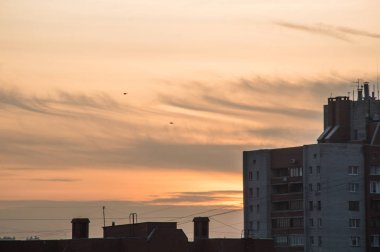 Şehrin üzerinde bulutlu gün batımı